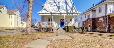 Warrensburg Vacation Rental | 5BR | 2BA | Stairs Required | 1,926 Sq Ft