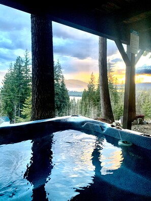 Outdoor spa tub
