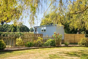 The Hideaway Hut - 1 Bed Shepherds Hut - Hereford (2526)