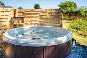The Hideaway Hut - 1 Bed Shepherds Hut - Hereford (2544)