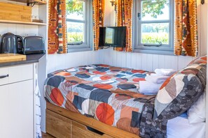 The Hideaway Hut - 1 Bed Shepherds Hut - Hereford (2558)
