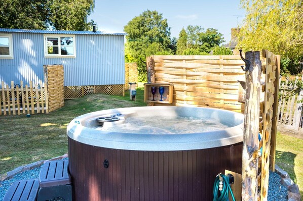 The Hideaway Hut - 1 Bed Shepherds Hut - Hereford (2548)