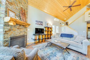 Living Room | Free WiFi | Smart TV | Gas Fireplace