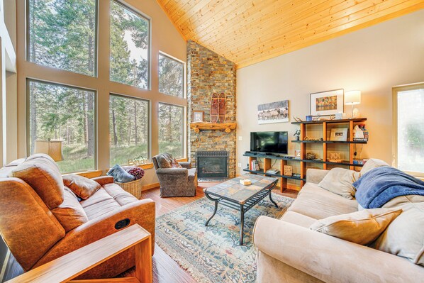 Ronald Vacation Rental | 3BR | 2.5BA | 1,443 Sq Ft | Steps Required to Access