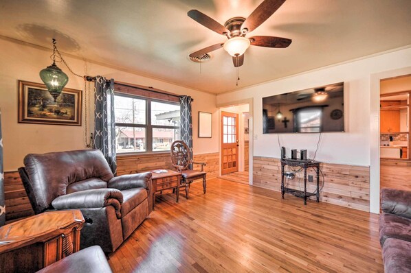 Fredricksburg Vacation Rental | 2BR | 1BA | 2 Steps to Access | 1,000 Sq Ft