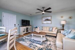 Living Room | Smart TV | Central A/C & Heating | Free WiFi