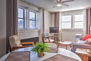 Living Room | Smart TV w/ Netflix, Hulu & Prime Video