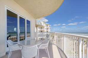 Spacious Balcony w Seating for 6