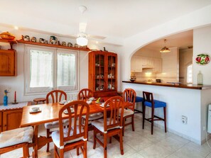 Meubles, Table, Propriété, Chaise, Bois, Éclairage, Orange, Design Intérieur, Fenêtre, Cuisine