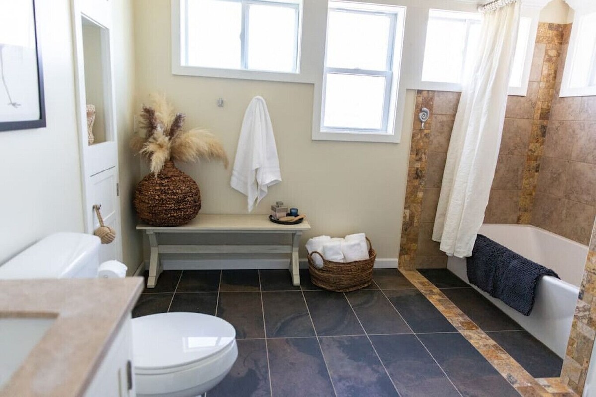 Cheerful Oneida Lake House