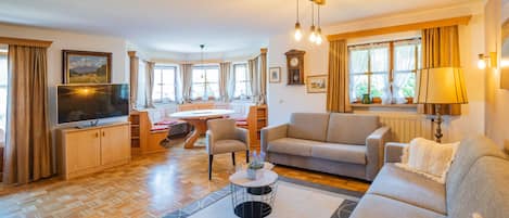 Ferienwohnung Hartsee, 80qm, 1 Schlafzimmer, Erker, Balkon-Blick in den Wohnbereich