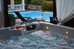 Outdoor spa tub