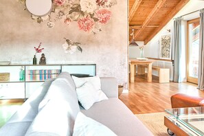 Stilvolle Ferienwohnung, 75qm für 2 Personen am Chiemsee-Großzügiger Wohnraum