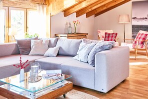Stilvolle Ferienwohnung, 75qm für 2 Personen am Chiemsee-Wohnzimmer
