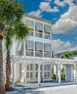 Brand new 4-bedroom house in the heart of Seacrest/Rosemary/Alys 30A Beach 