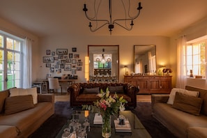 Living room with TV and fireplace, opened onto the dining area