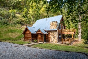 Entrance - Entrance to Bearfoot's Nantahala Retreat