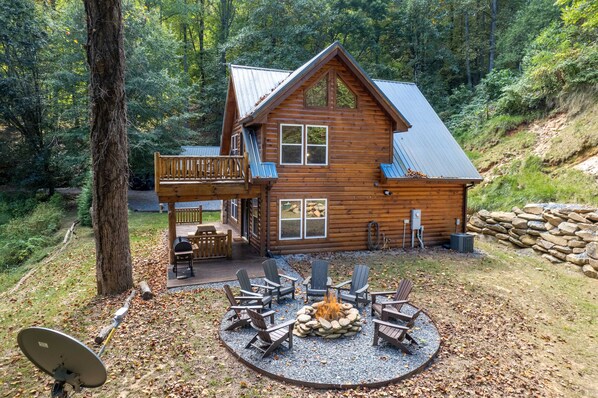 Barefoot's Nantahala - Firepit - Exterior view showing firepit with plenty of seating