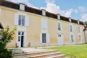 Facade du château depuis la cour