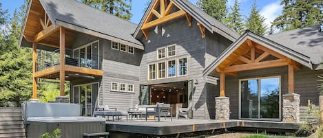 Crooked Pine: - Fantastic outdoor living space, and a private hot tub.