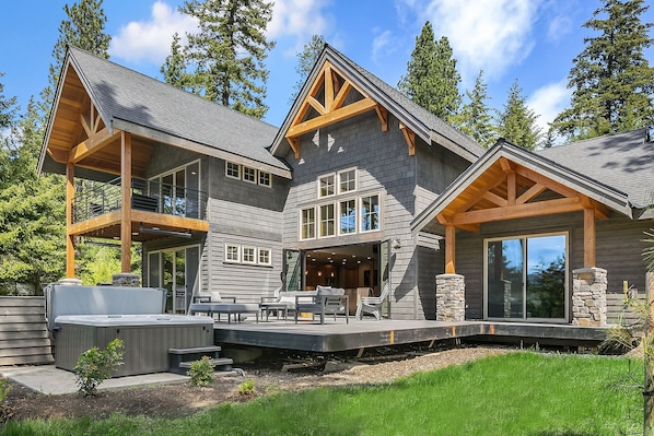 Crooked Pine: - Fantastic outdoor living space, and a private hot tub.