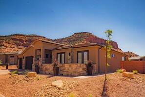 “One of our best airbnb stays ever. The house was immaculate and had everything we needed. The home is very new and so are all of the utensils and kitchen equipment. The location was a great home base for visits to Zion, Bryce, Grand Canyon, and more. Book it – it's great!"