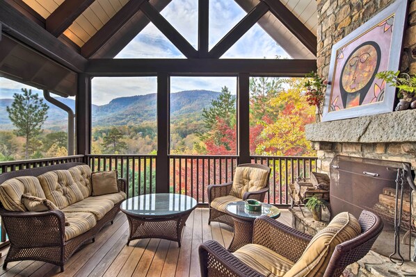 Mill Spring Vacation Rental | 5BR | 5.5BA | 5,400 Sq Ft | Stairs Required