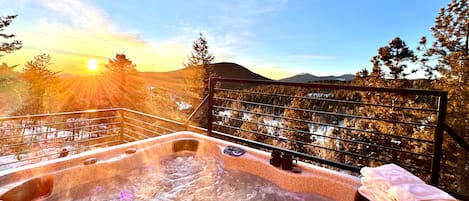 [Hot Tub] soak in the gorgeous views!