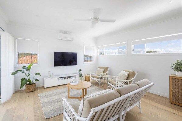 Biirinba Breeze - Yamba accommodation - Coastal inspired accommodation walking distance to town - Open plan air-conditioned kitchen, living & dining