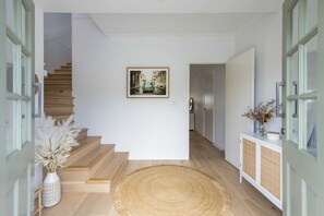 Biirinba Breeze - Yamba accommodation - Coastal inspired accommodation walking distance to town
