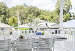 Biirinba Breeze - Yamba accommodation - Coastal inspired accommodation walking distance to town - Upstairs balcony with 6 seater dining set