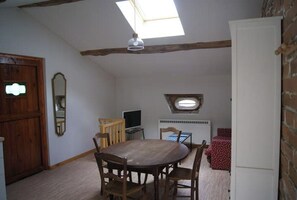Pièce à vivre, au fond coin TV