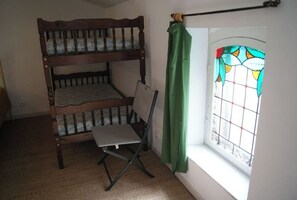 Chambre: deux lits superposés