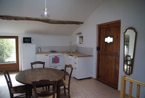 Pièce à vivre, à gauche porte d'accès à la terrasse