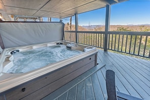 After a long day of adventure, there's nothing better than kicking back in this huge hot tub with the most incredible mountain views. Talk about making a splash!