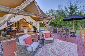 Romantic Glamping immersed in nature on the Colorado river.