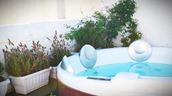 Outdoor spa tub