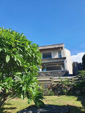 Vista frontal de la propiedad