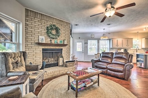 Living Room | Quiet Hours (10:00 PM-8:00 PM) | Towels/Linens