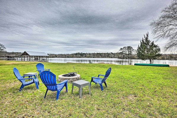 Willis Vacation Rental | 3BR | 2.5BA | 2,500 Sq Ft | 1 Small Step to Enter