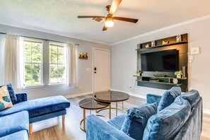 Living Room | Free WiFi | Central A/C | Smart TV