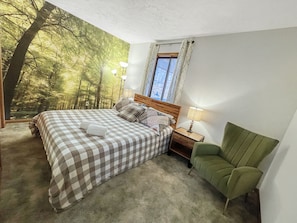 1st floor bedroom w/ queen memory foam mattress & beautiful forest wall mural.