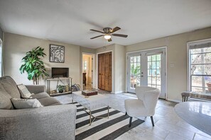 Living Room | Free WiFi | Pet Friendly w/ Fee | Walk to Pier 6 Restaurant
