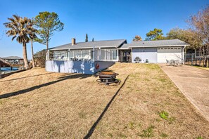 House Exterior | Fire Pit | Gas Grill | Dining Area