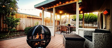 Backyard deck w/firepit