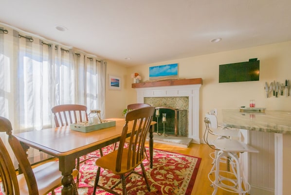 Dining area and island seating - 17 Woodland Avenue
