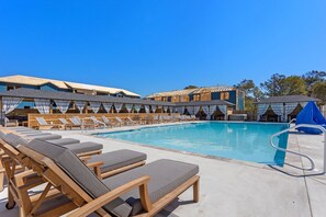 THE BEACH CLUB AT WHALEHEAD (Community pool with cabanas)