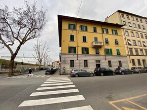 Ciel, Nuage, Bâtiment, Fenêtre, Voiture, Infrastructure, Arbre, Véhicule, Surface De La Route