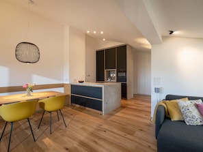 2-Zimmer-Ferienwohnung 60qm mit Balkon-Wohnraum mit Küche