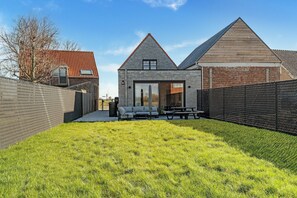 Stugans exteriör [sommar]